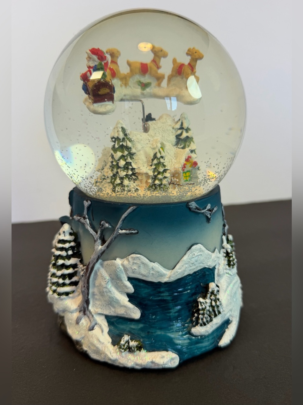 San Francisco Music Box Santa Flying Over Village Snow Globe Works! 8” No Box - Picture 5 of 12
